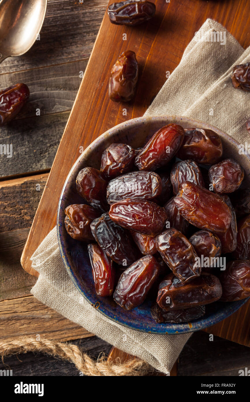 Rohe organische Medjool Termine verzehrfertige Stockfoto