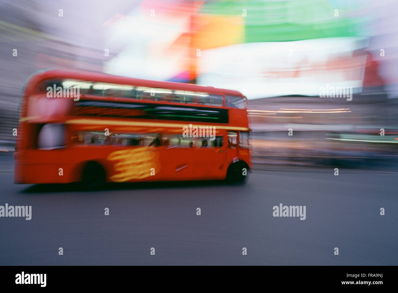 Bewegungsunschärfe von einer roten Doppeldecker Bus, Piccadilly Circus, London, England Stockfoto