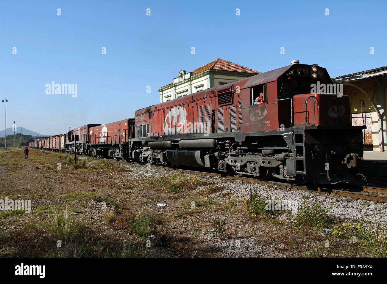 Zwei Lokomotiven ziehen Fracht Zug Waggons auf Schiene verwaltet von allen Stockfoto