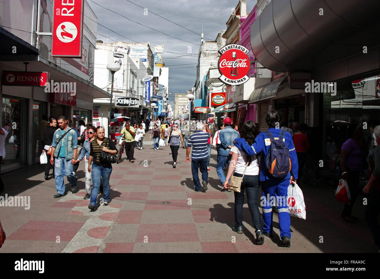 Bewegung von Menschen, die Einkaufsstraße in der Stadt Zentrum von Rio Grande - RS Stockfoto