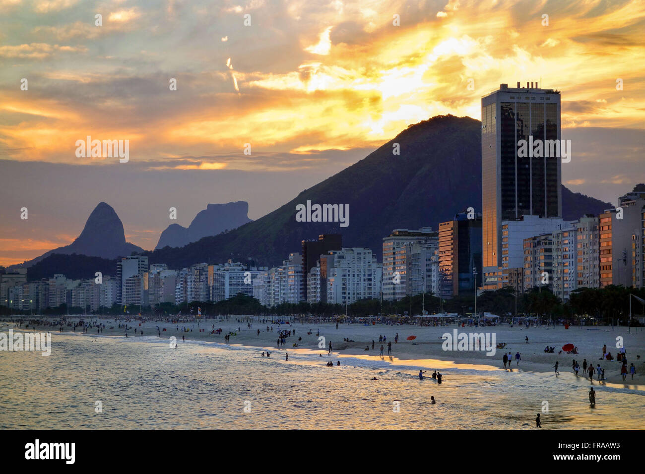 Bei Sonnenuntergang am Strand Leme und Copacabana-Strand - Nebenkosten Morro zwei Brüder und die Gávea Stockfoto