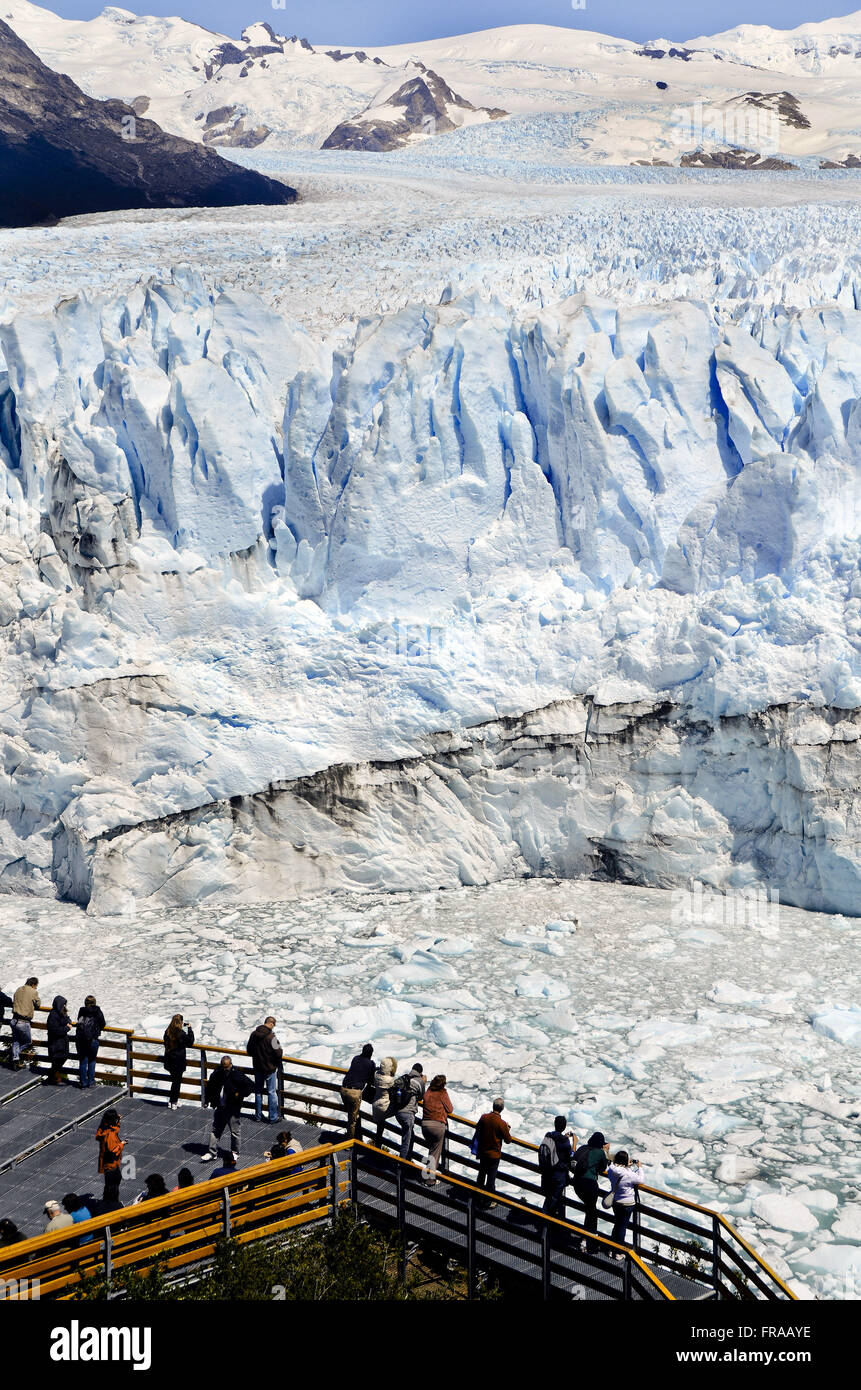 Touristen auf der Suche gerade der Perito-Moreno-Gletscher-Nordseite - Parque Nacional Los Glaciares Stockfoto