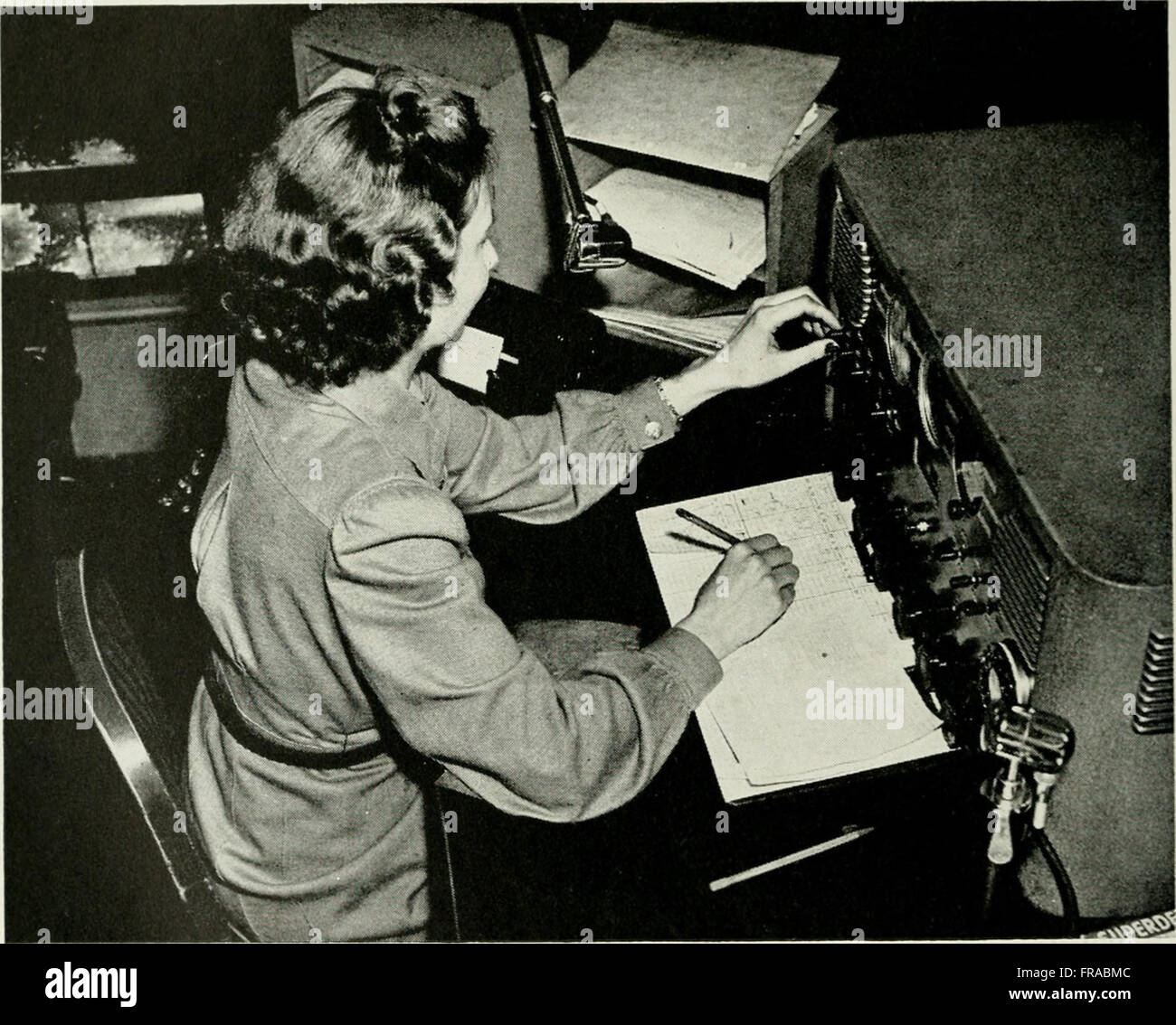 Ein Vintage-Cover aus der Ausgabe 1922 des Bell Telephone Magazine. Das Cover zeigt eine eindrucksvolle Illustration zur Telekommunikationstechnologie, ein Symbol für Innovationen des frühen 20. Jahrhunderts. Das Bild spiegelt den technologischen Fortschritt der Zeit und die wachsende Bedeutung der Telekommunikation wider. Stockfoto