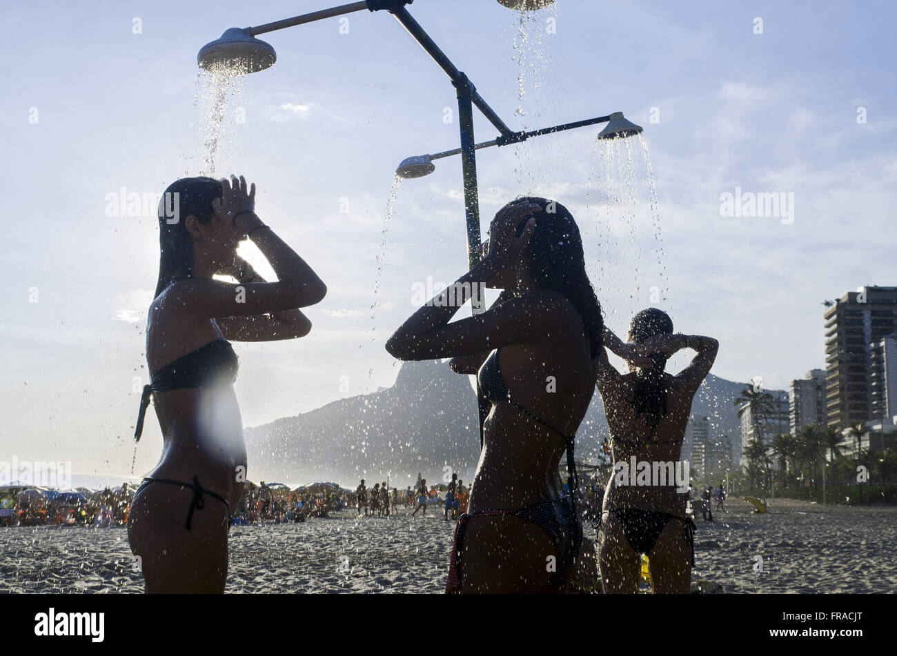 Frauen unter der Dusche am Strand von Ipanema - südlich der Stadt Stockfoto
