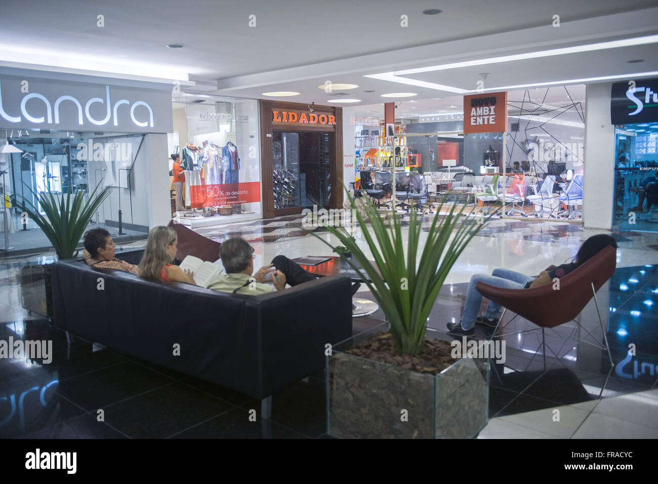 Leute sitzen auf dem Sofa in einem großen Einkaufszentrum in der Nachbarschaft Gavea Stockfoto