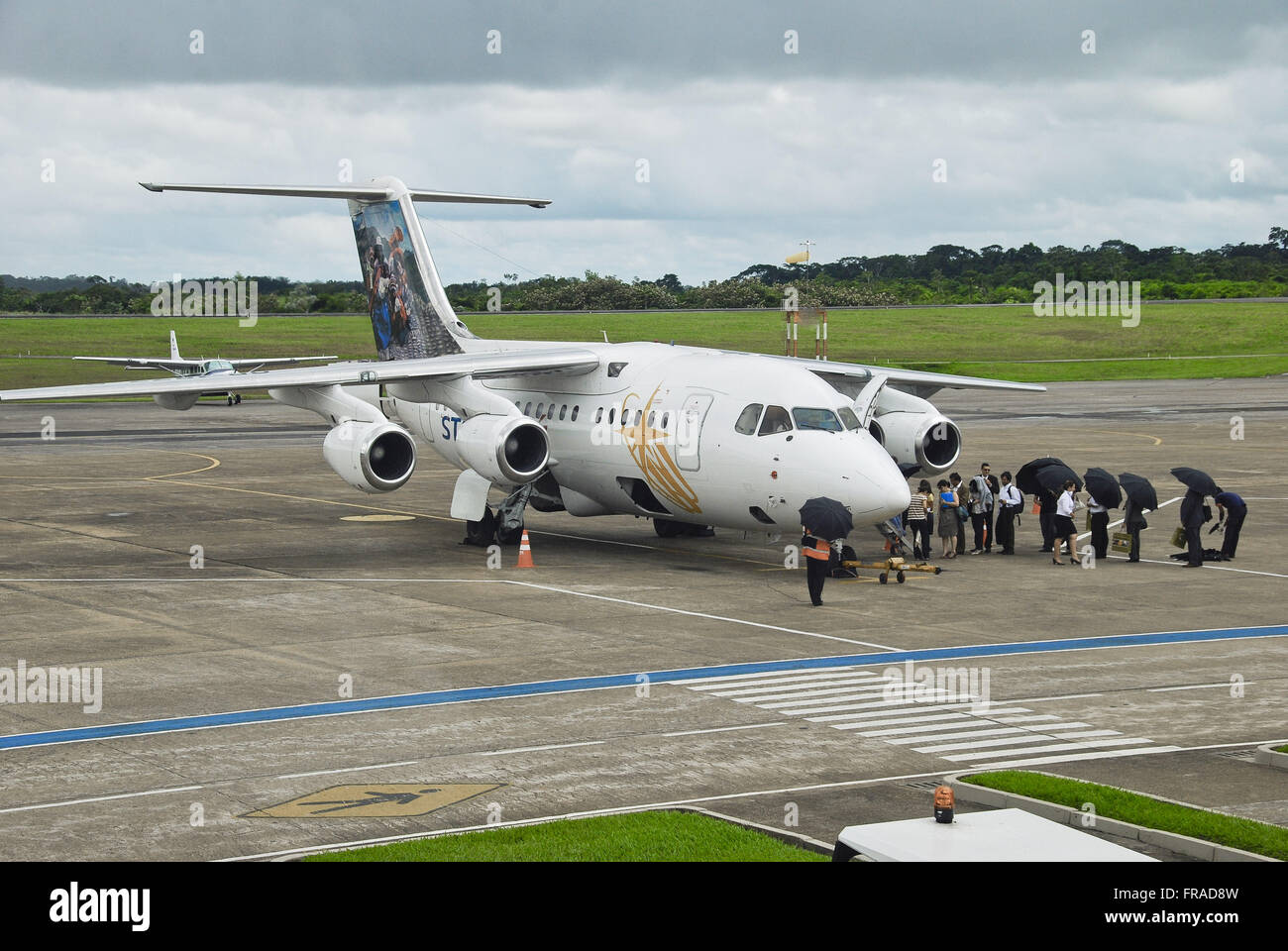 Flugzeug auf der Landebahn des Rio Branco International Airport - Placido de Castro Stockfoto