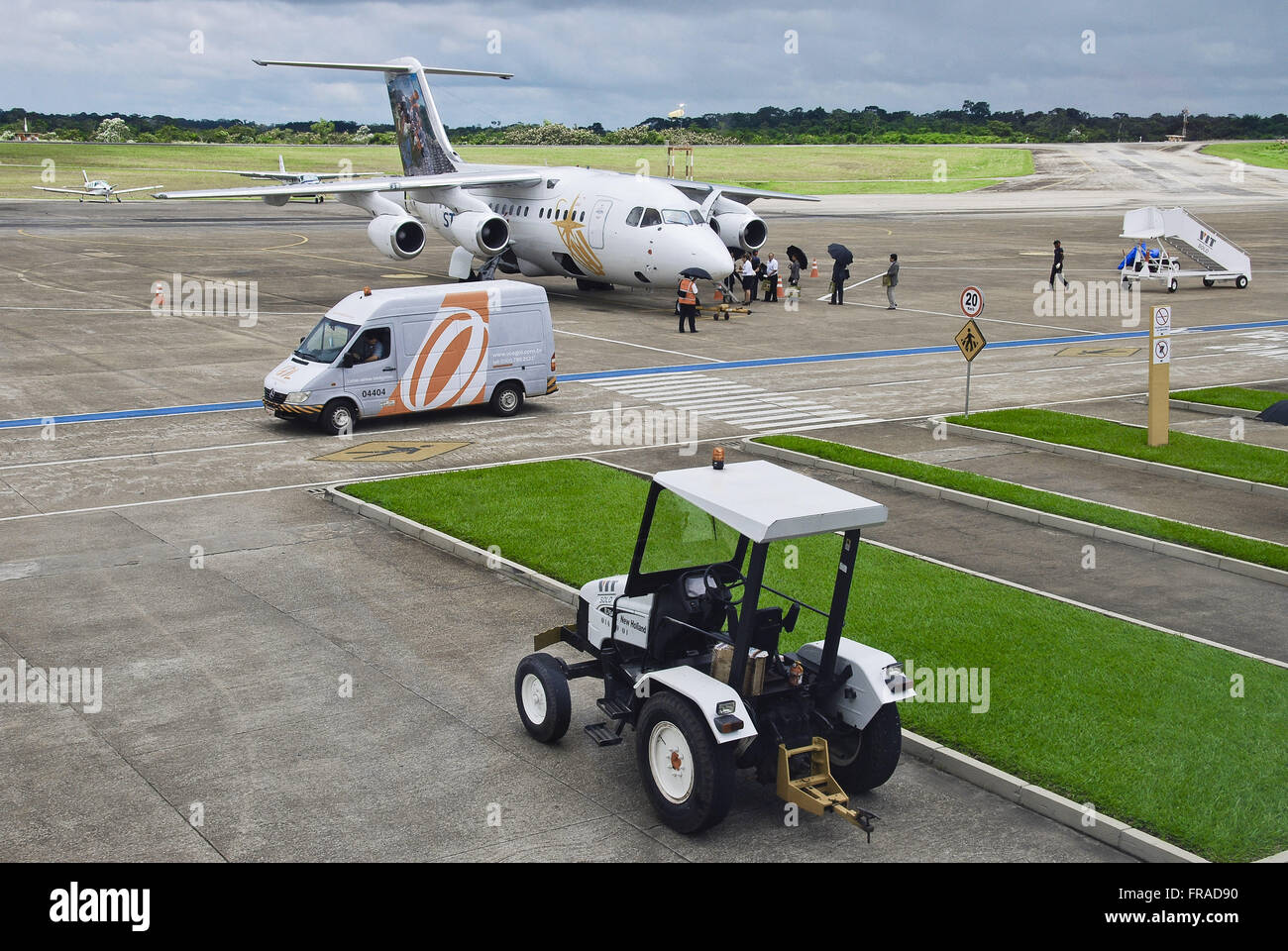 Flugzeug auf der Landebahn des Rio Branco International Airport - Placido de Castro Stockfoto