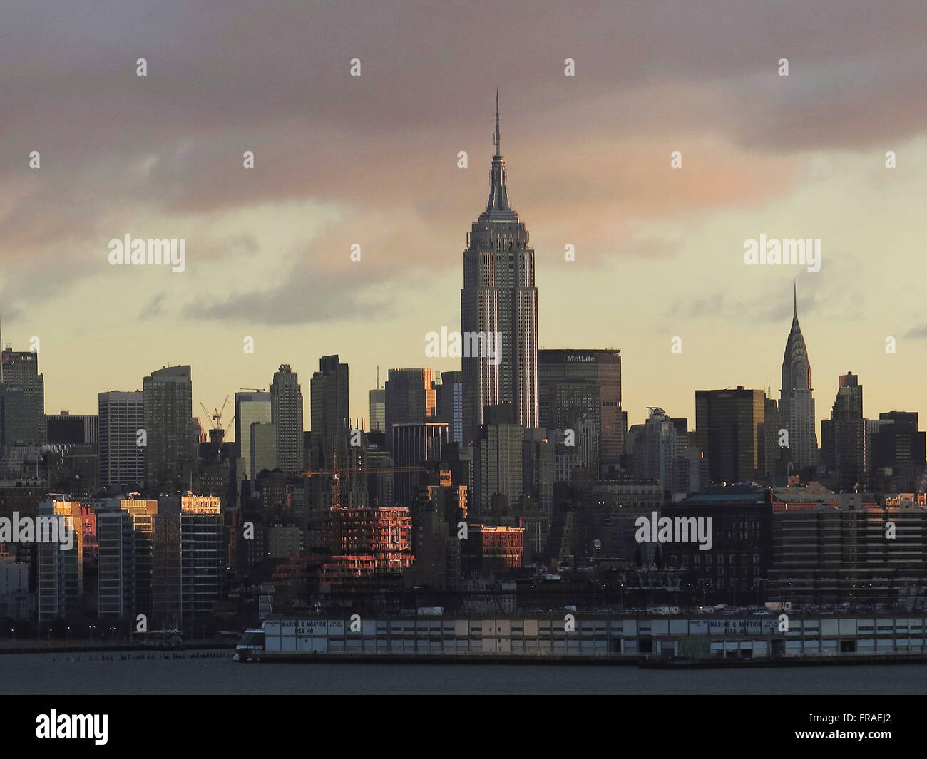 Manhattan-Ansicht im Morgengrauen aus New Jersey Stockfoto