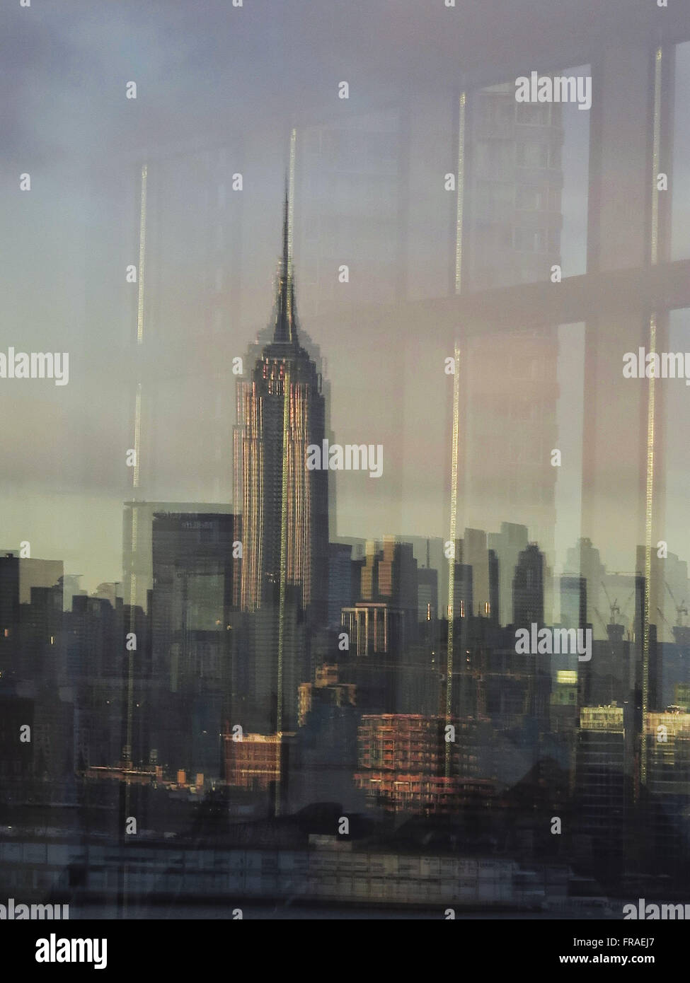 Manhattan in der Dämmerung aus New Jersey zu sehen Stockfoto