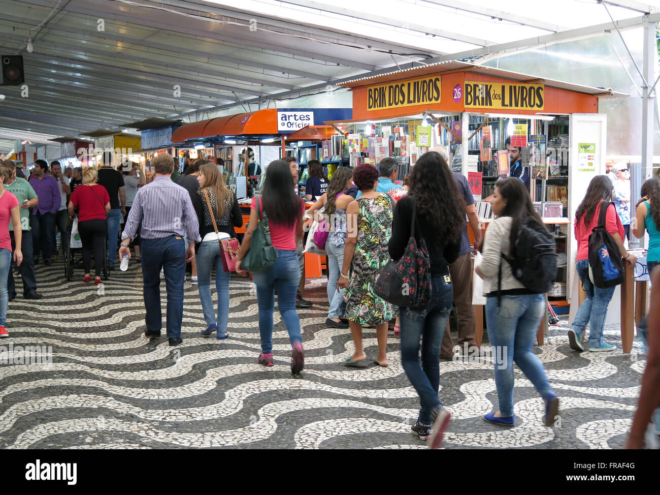 Personenverkehr auf der Book Fair in Porto Alegre in der Praca da Zoll - Centro Historico Stockfoto