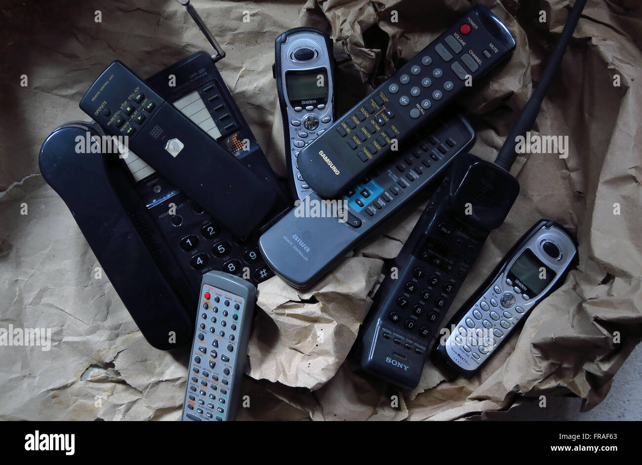 Telefongeräte und alten Fernbedienungen Stockfoto