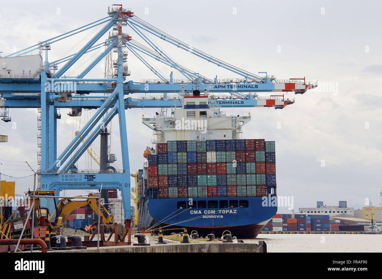 Liberianische Cargo Schiff - CMA CGM Topas, MONROVIA - wird beladen mit Containern im Hafen, die ich Stockfoto