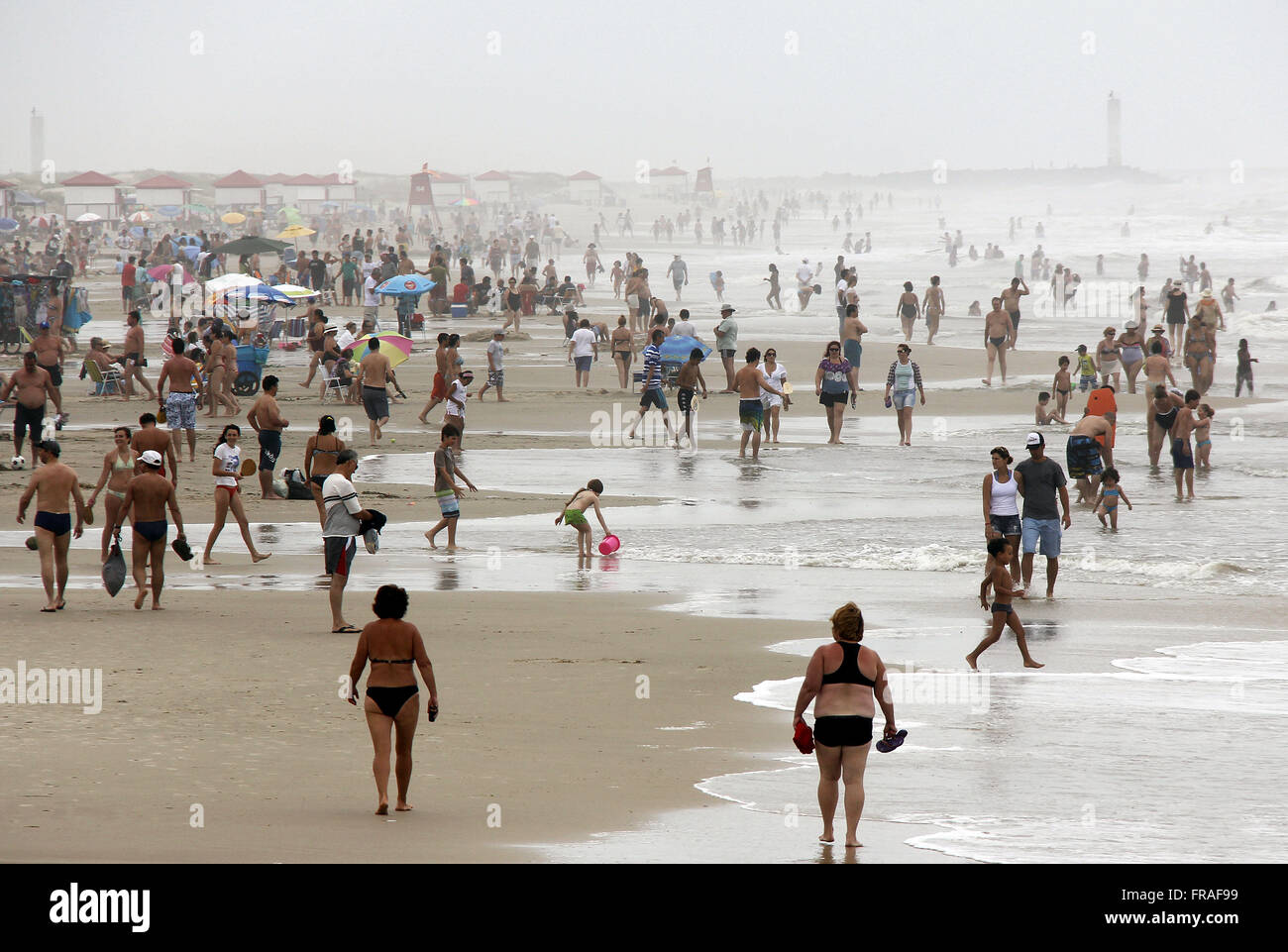 Badegäste am Praia Grande und Morro do Farol nebensächlich Torres - RS Stockfoto