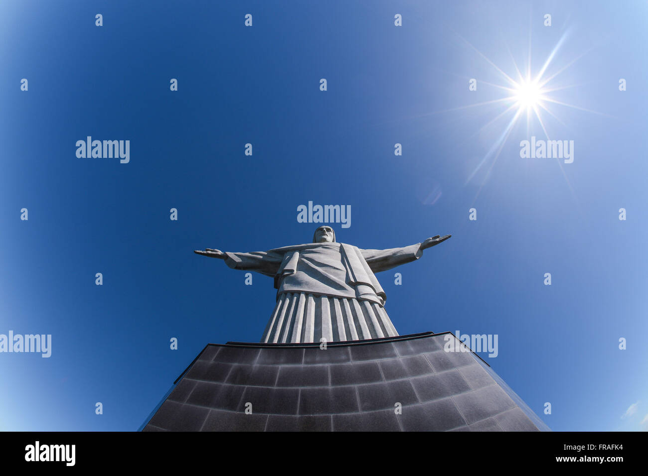 Sonnenstrahlen und die Christusstatue auf dem Corcovado-Berg Stockfoto