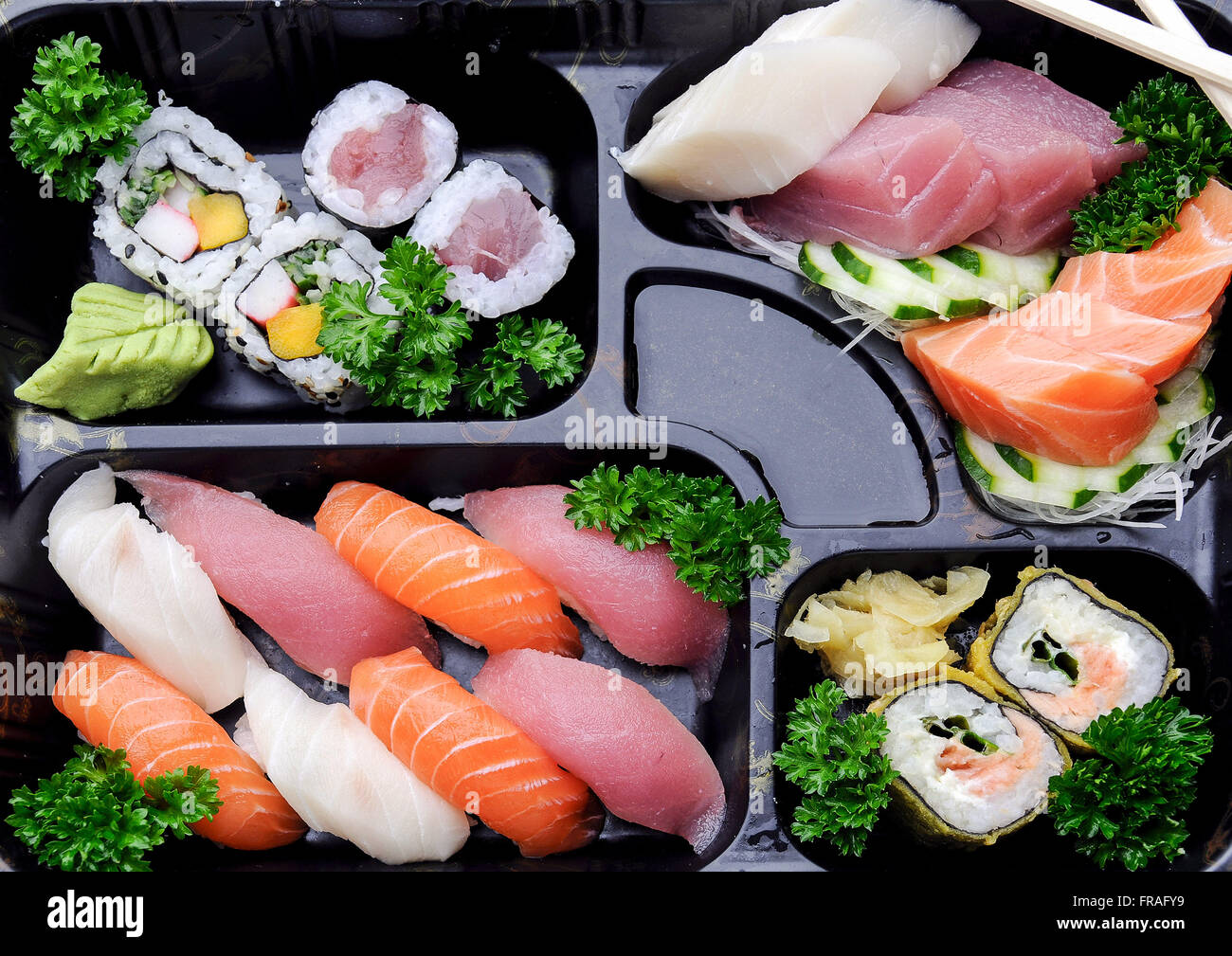 Japanisches Essen - Sushi und Sashimi Kombination im Restaurant Stockfoto