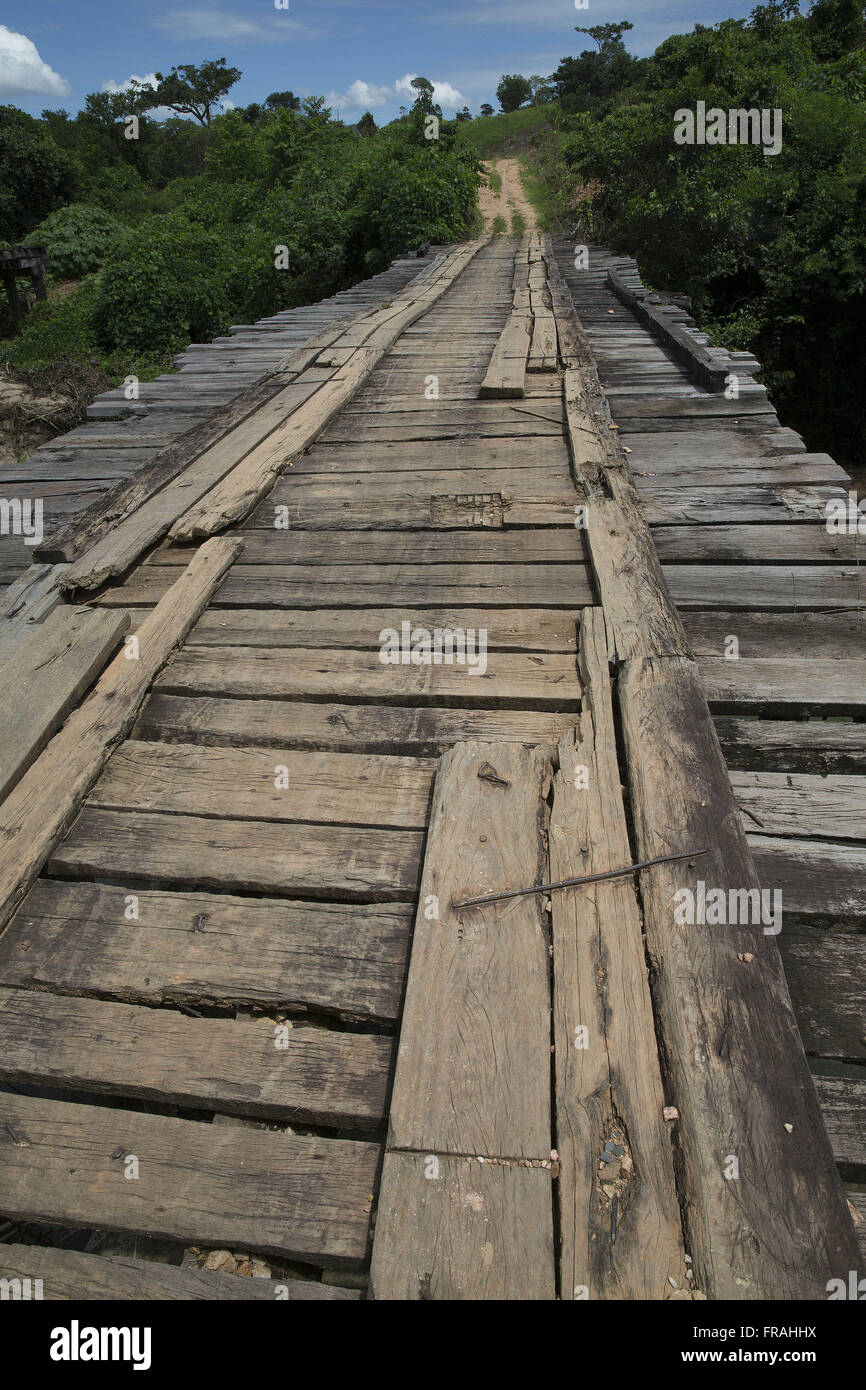Prekäre Holzbrücke über den Fluss oberhalb Stockfoto