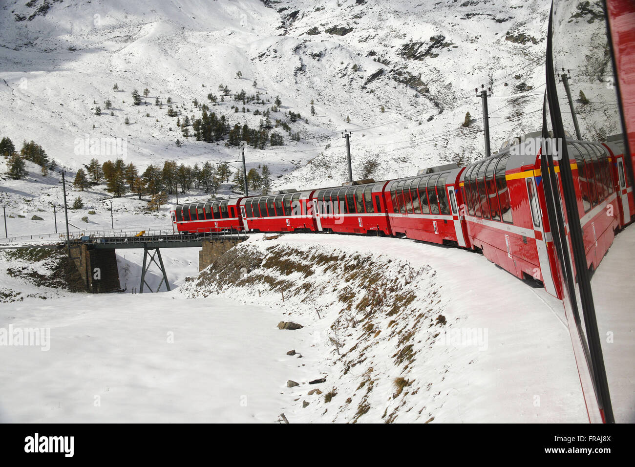 Zug in die Schweizer Alpen mit Reiseziel Stadt Tirano Stockfoto