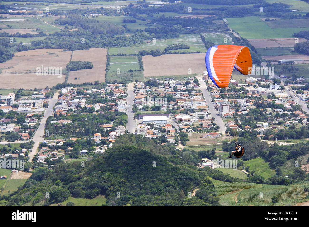 Paragliding im Wettbewerb freien Flug über die Stadt Stockfoto