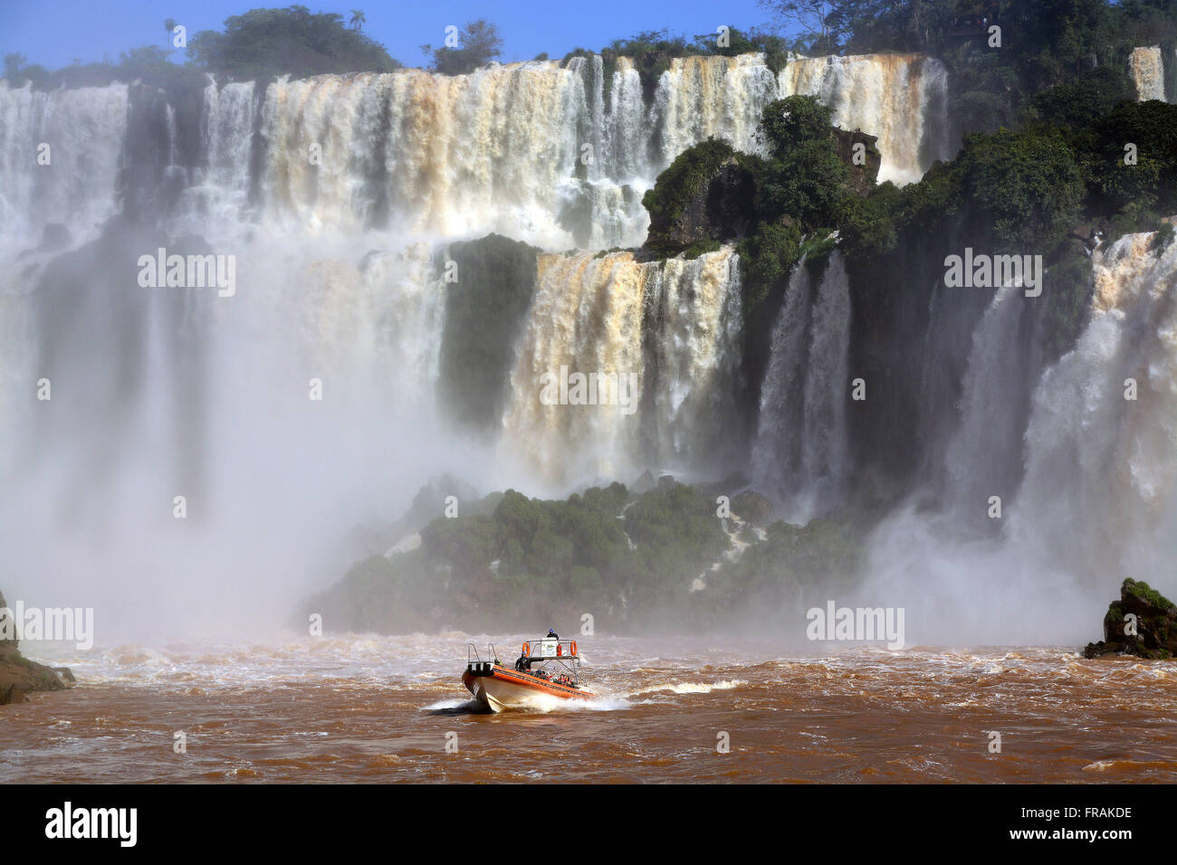 Touristenboot Tour in den Stromschnellen des Rio Iguazu in Iguazu National Park Stockfoto