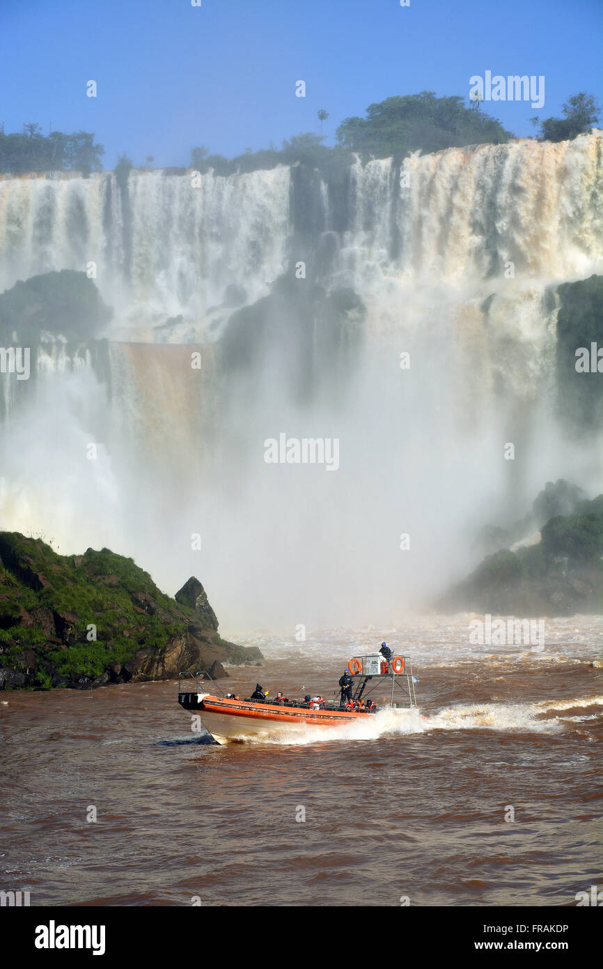 Boote für Touristen fahren auf die Iguazu Stromschnellen im Iguazu National Park Stockfoto