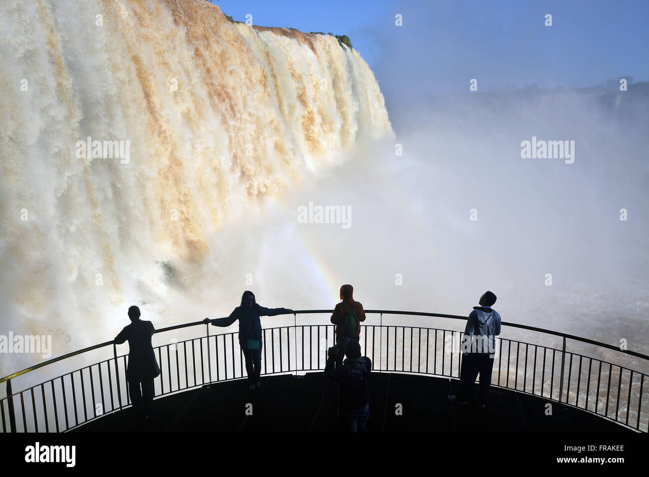 Touristen, die Betrachtung Cataratas do Iguaçu - Nationalpark Iguaçu Stockfoto