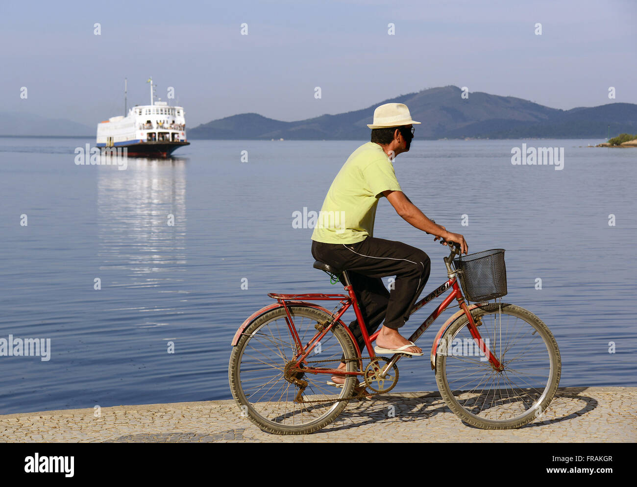 Radsportler, die auf der Strandpromenade und am unteren Rand Paqueta Bezirk - Insel Paqueta Überfahrt Stockfoto