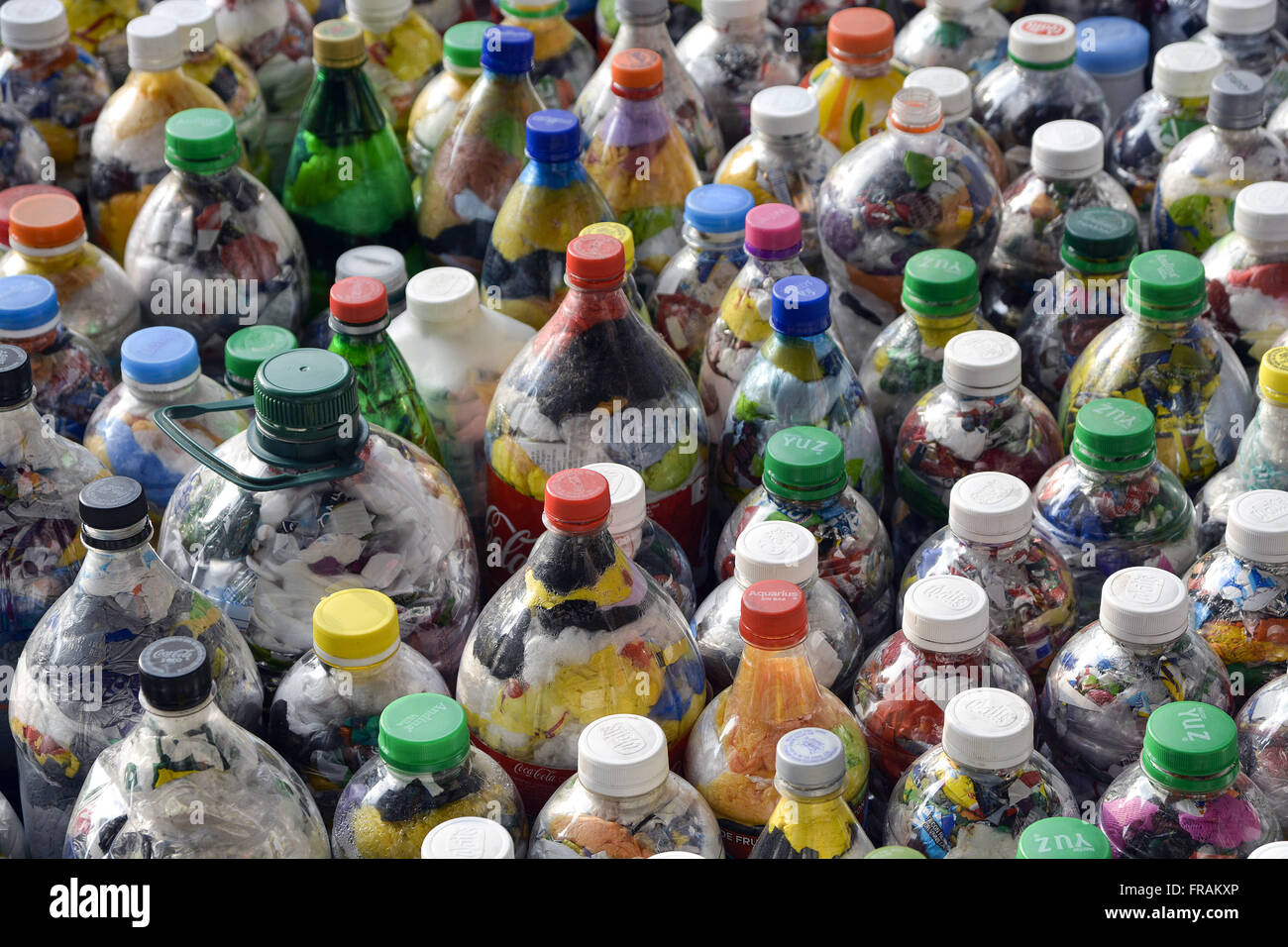 Ökologische Bausteine gefüllte PET-Flaschen trockenen Abfällen und sauber gemacht Stockfoto