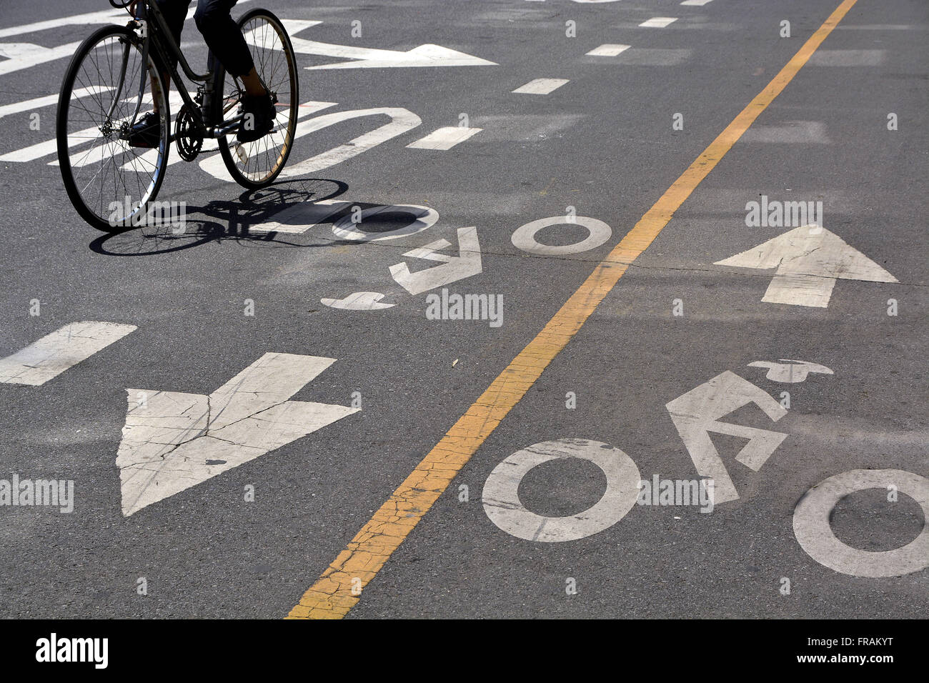 Ciclista Pedalando Em Ciclovia Sinalizada keine Distrito haben Brooklyn Stockfoto