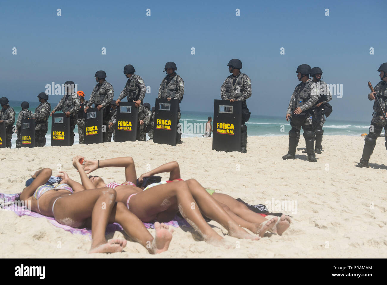 Überwachung der nationalen Forca zum protest gegen die Versteigerung des Feldes Pfund Stockfoto