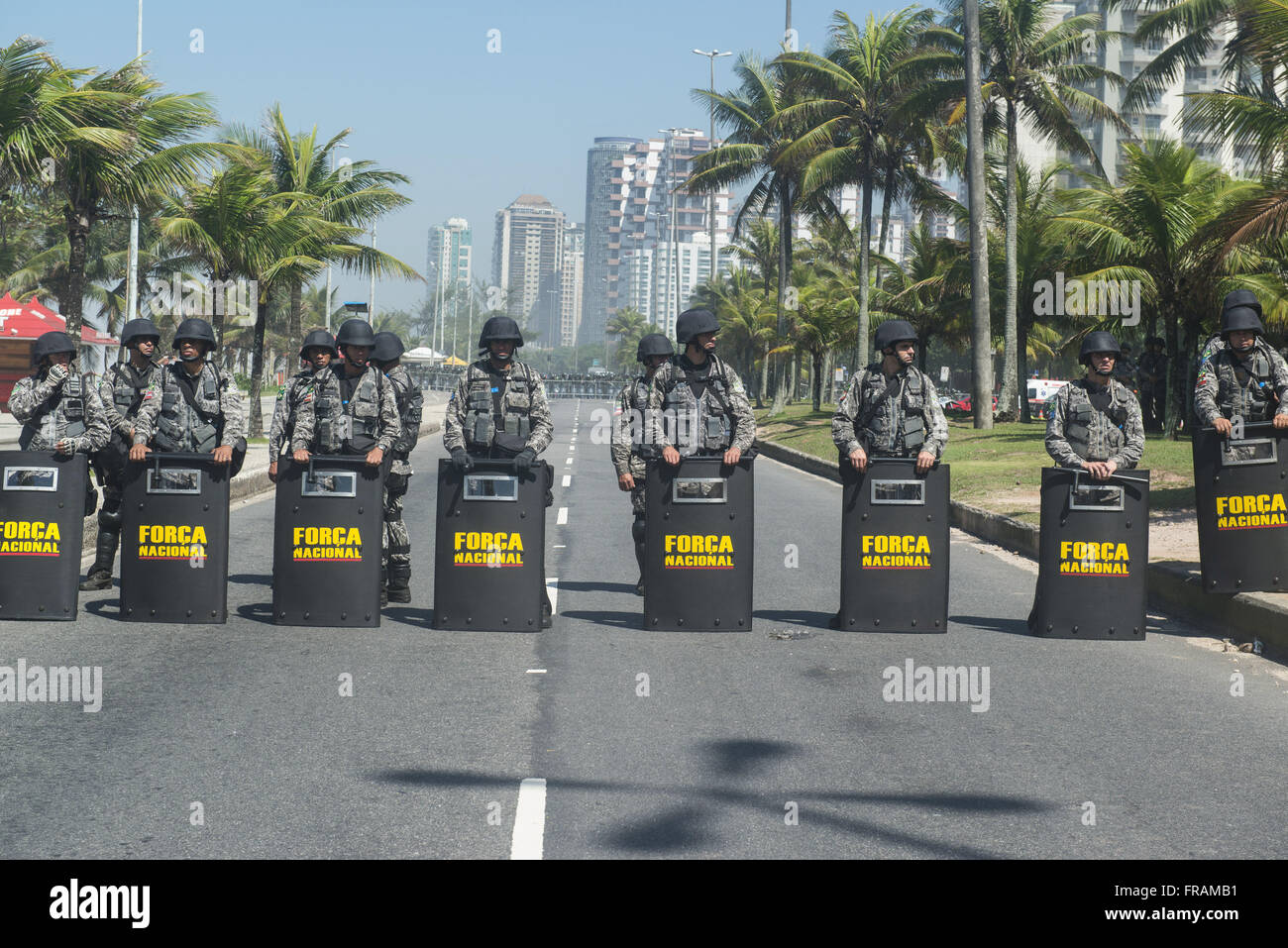 Überwachung der nationalen Forca zum protest gegen die Versteigerung des Feldes Pfund Stockfoto