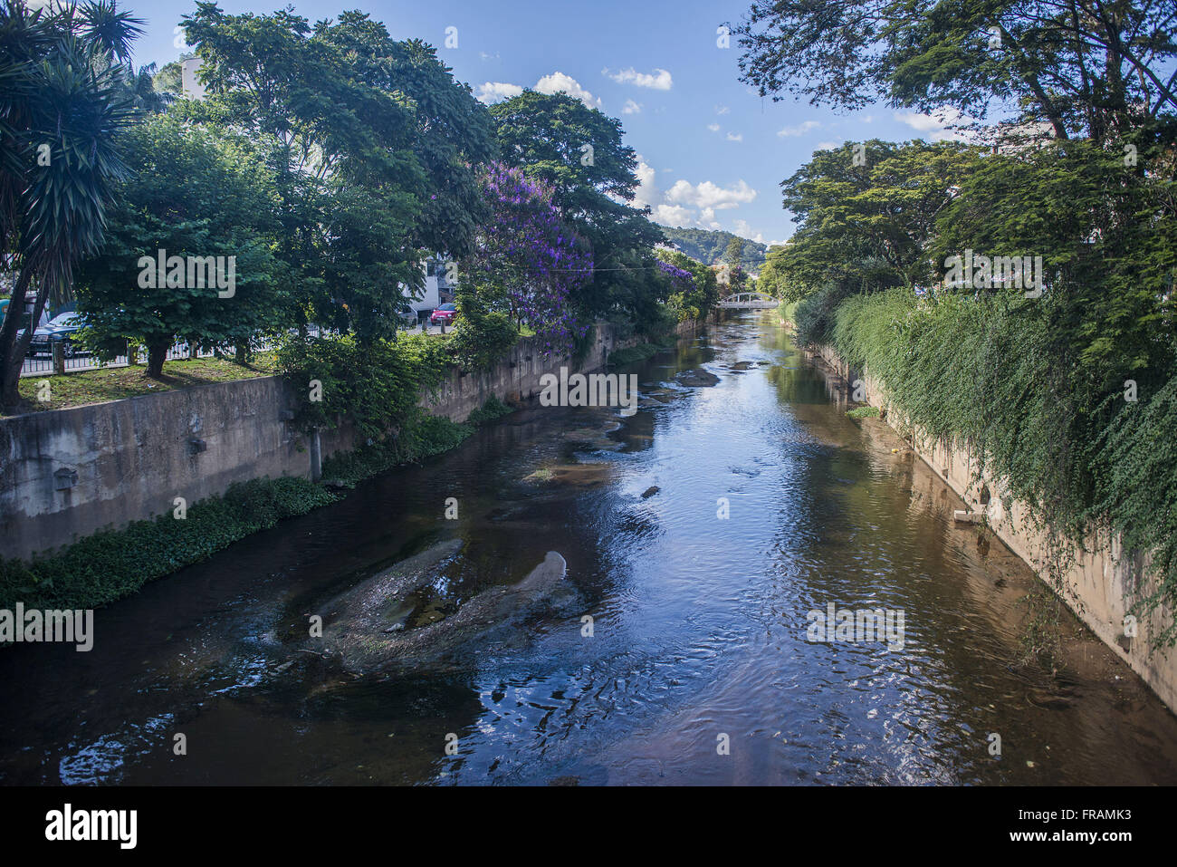 Stöcke kanalisierte Fluss im Zentrum Stadt Stockfoto