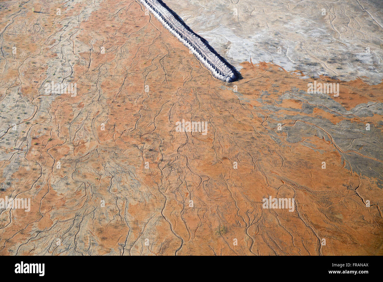 Luftaufnahme der Goldbergbau am Rande der Stadt Stockfoto