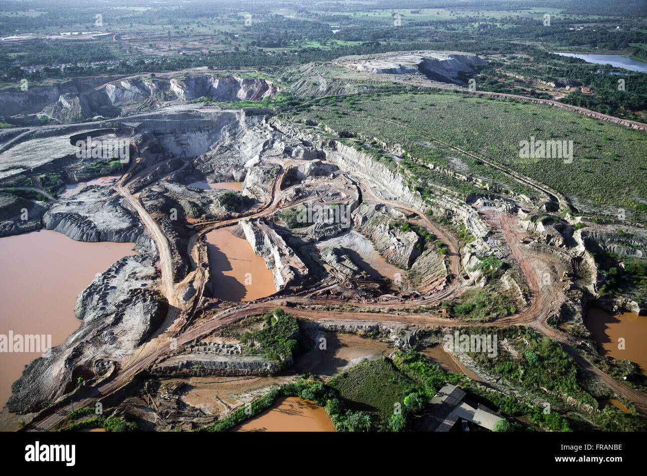 Luftaufnahme der Goldbergbau am Rande der Stadt Stockfoto