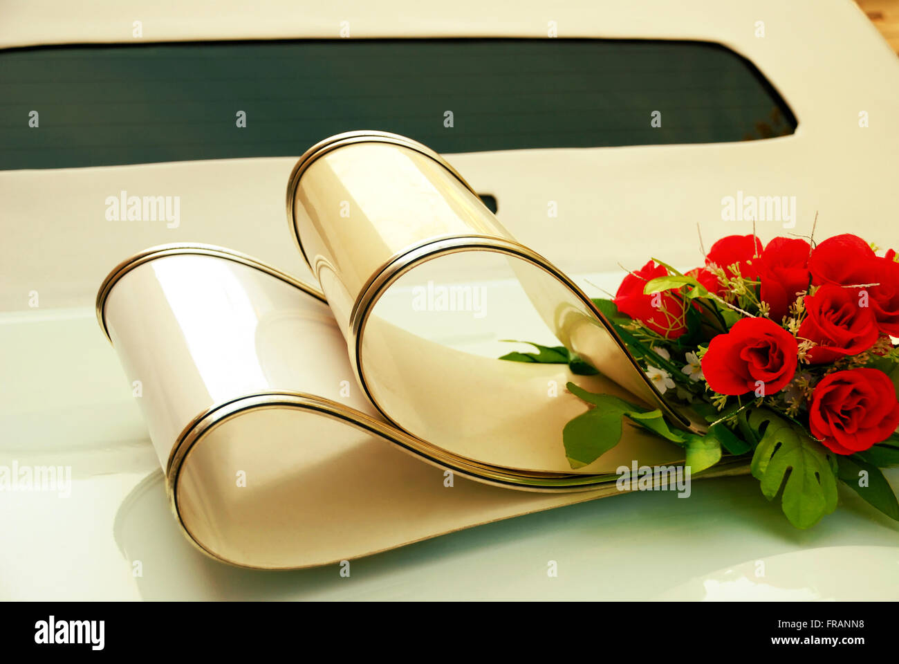 Limousine-Rückseite mit Blumen verzierten. Weiße Hochzeit Retro-Auto Nahaufnahme. Gelb getönt Stockfoto