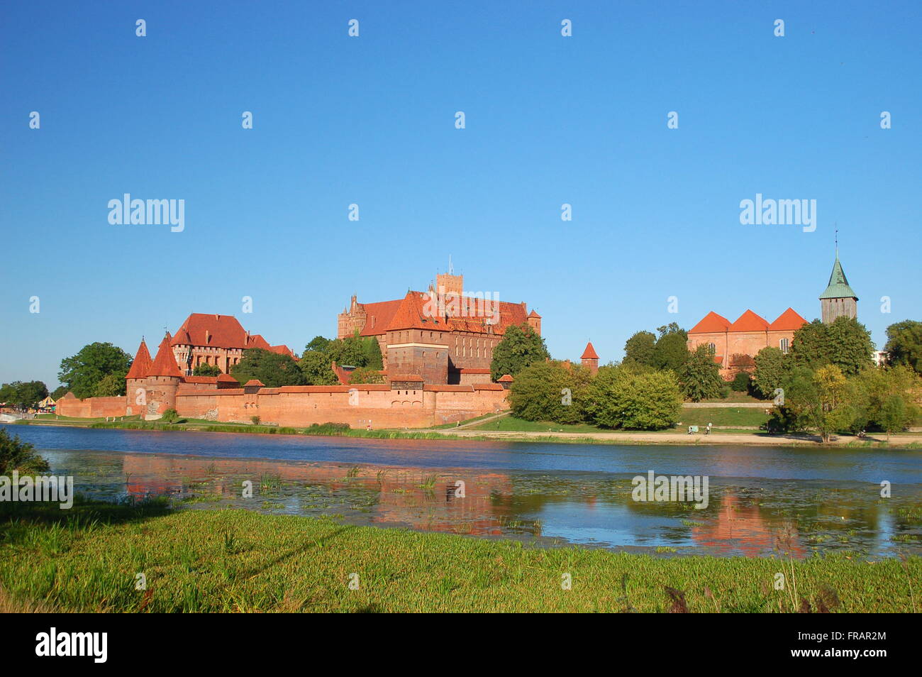 Malerische Szenerie des Marienburger Schlosses am Fluss Nogat in Polen Stockfoto