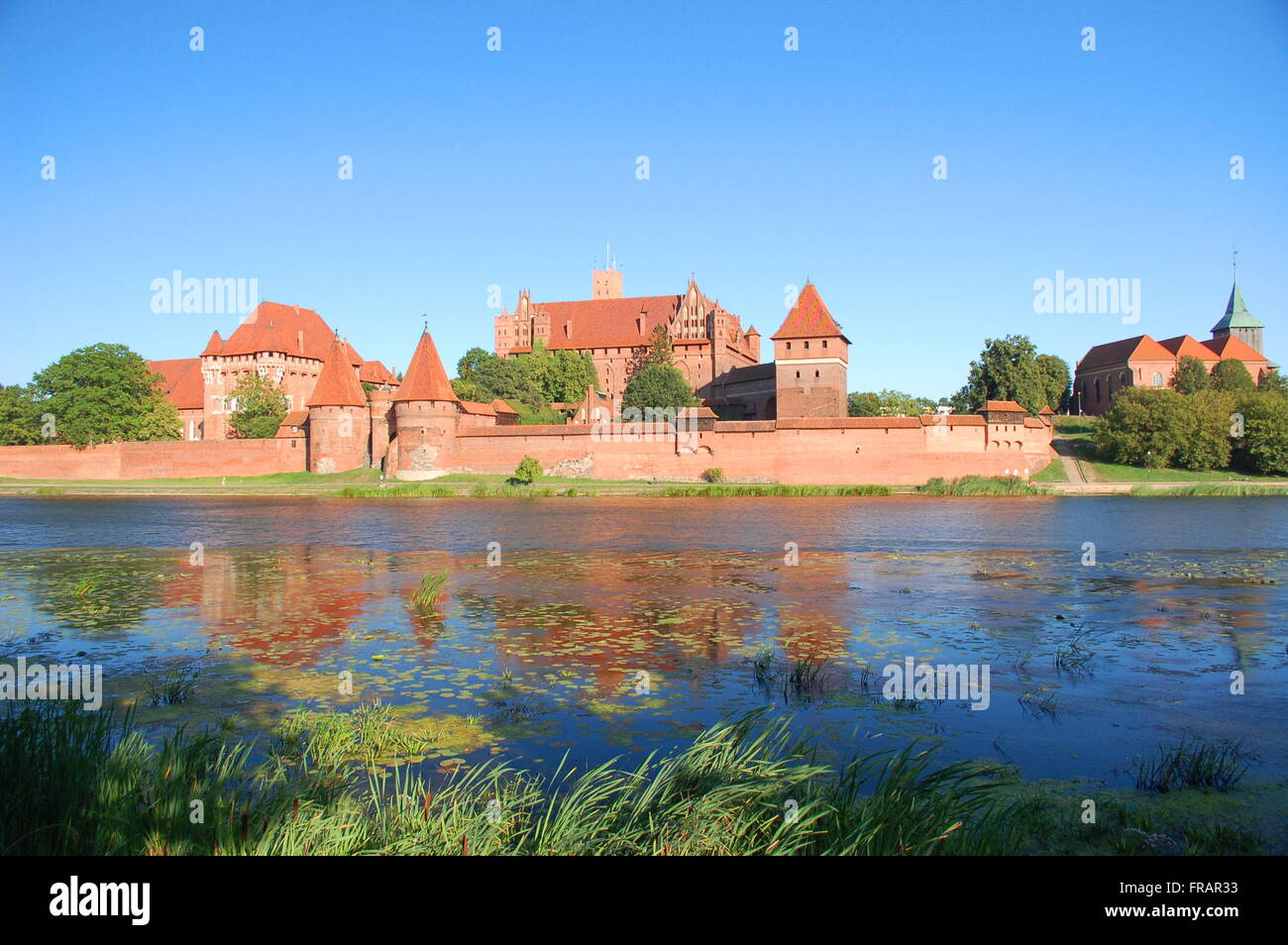 Malerische Szenerie des Marienburger Schlosses am Fluss Nogat in Polen Stockfoto