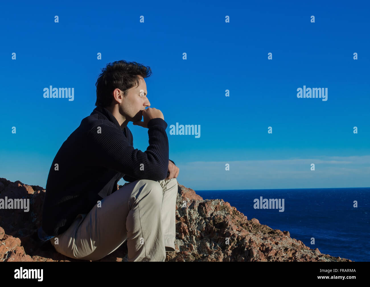 Ein Mann denken und Blick auf den Horizont Stockfoto