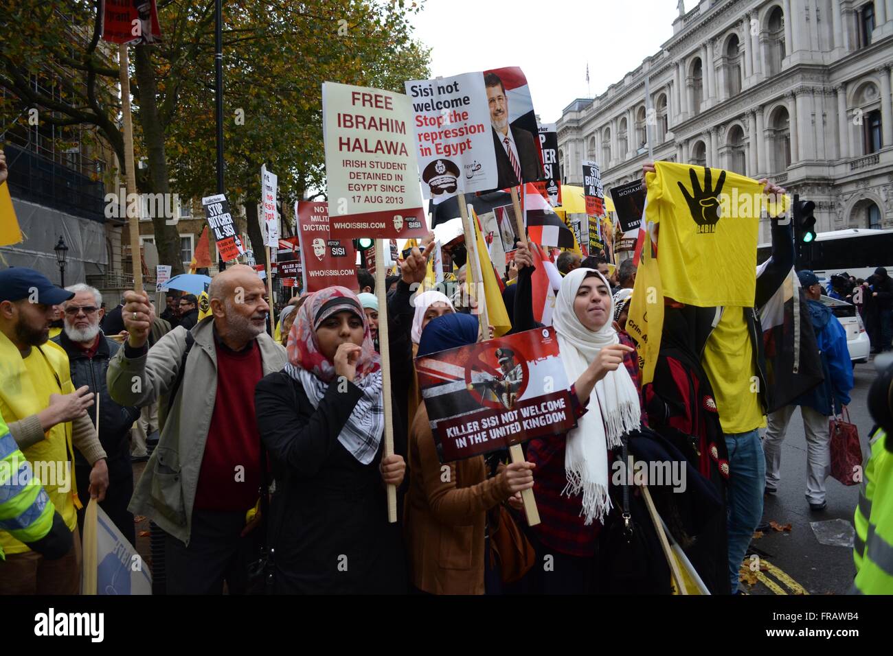 5. November 2015. London, UK. Anti-Sisi Demonstranten verhöhnen und Geste in Richtung Profi-Sisi-Gruppen. © Marc Ward/Alamy Stockfoto
