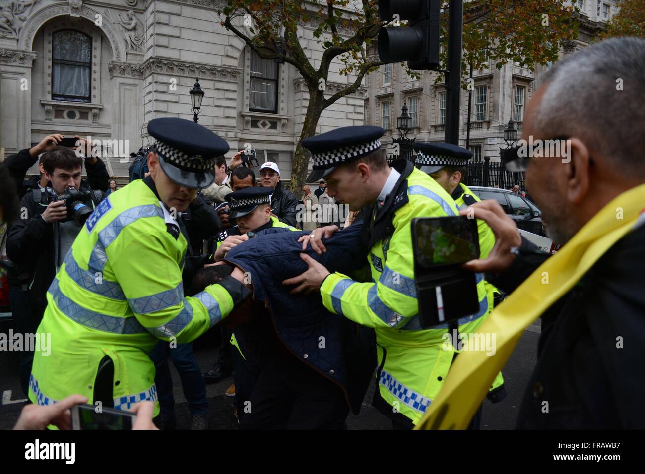 5. November 2015. London, UK. Polizei führen ein Demonstrant entfernt zu den vans inmitten einer Versammlung der Presse. © Marc Ward/Alamy Stockfoto