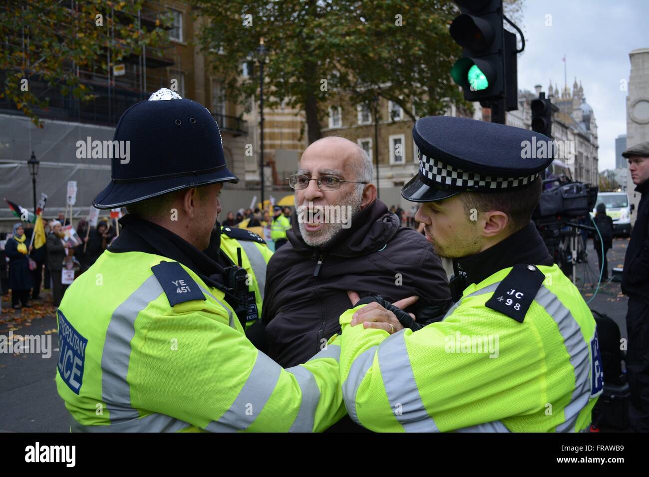 5. November 2015. London, UK. Polizei und ein Demonstrant auseinander zu setzen als die Spannung steigt. © Marc Ward/Alamy Stockfoto