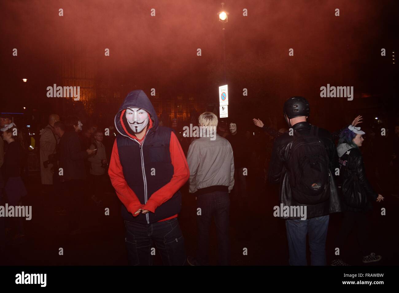 5. November 2015. London, UK. Maskierte Demonstrator ergibt sich aus dem Rauch einer Rauchgranate außerhalb des Parlaments. © Marc Ward/Alamy Stockfoto