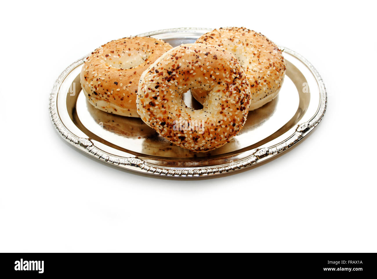 Sehr lecker Mehrkorn Bagels auf einem silbernen Tablett serviert Stockfoto