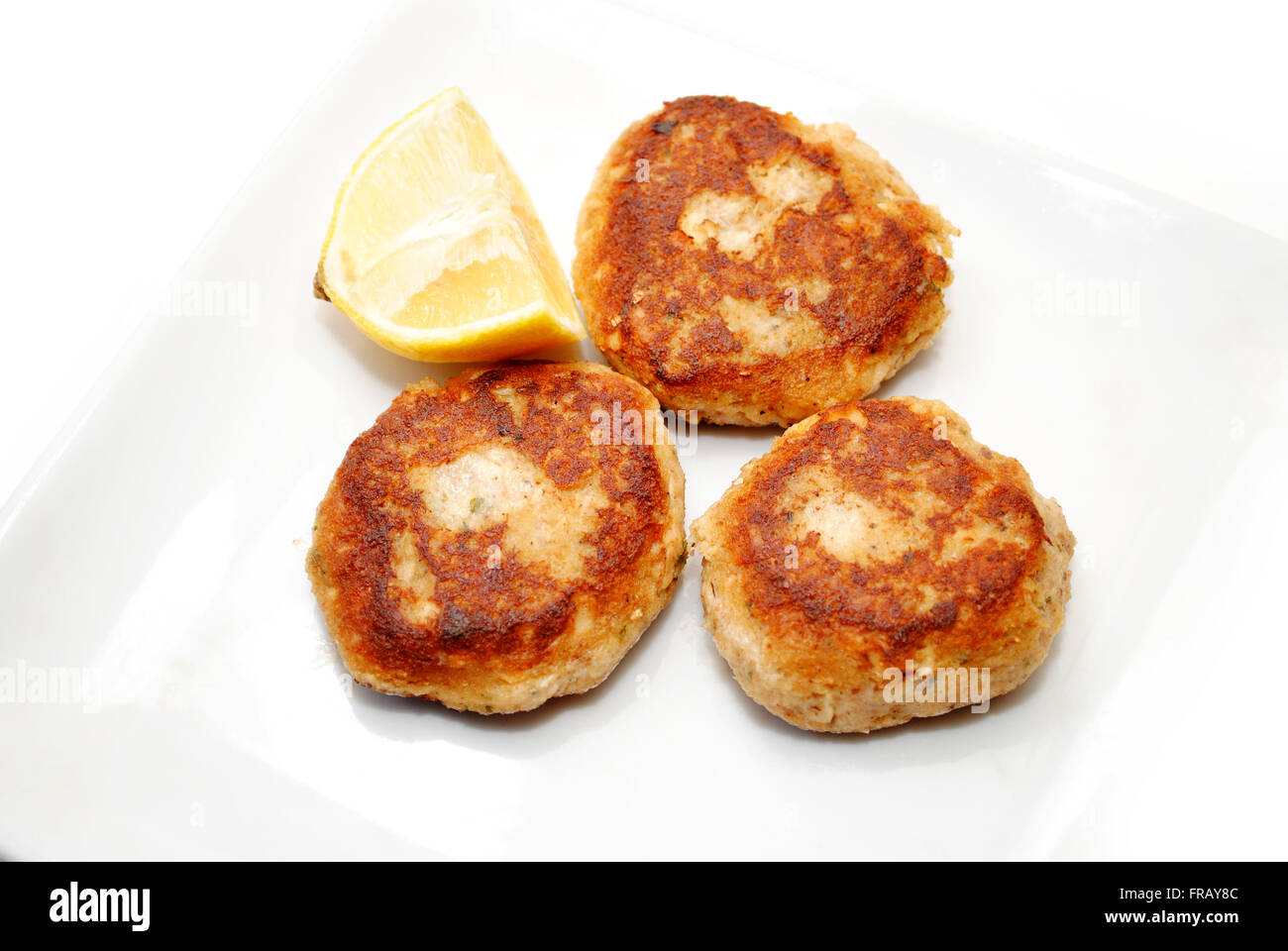 Gebratener Lachs mit einem Keil von Zitrone Kuchen Stockfoto