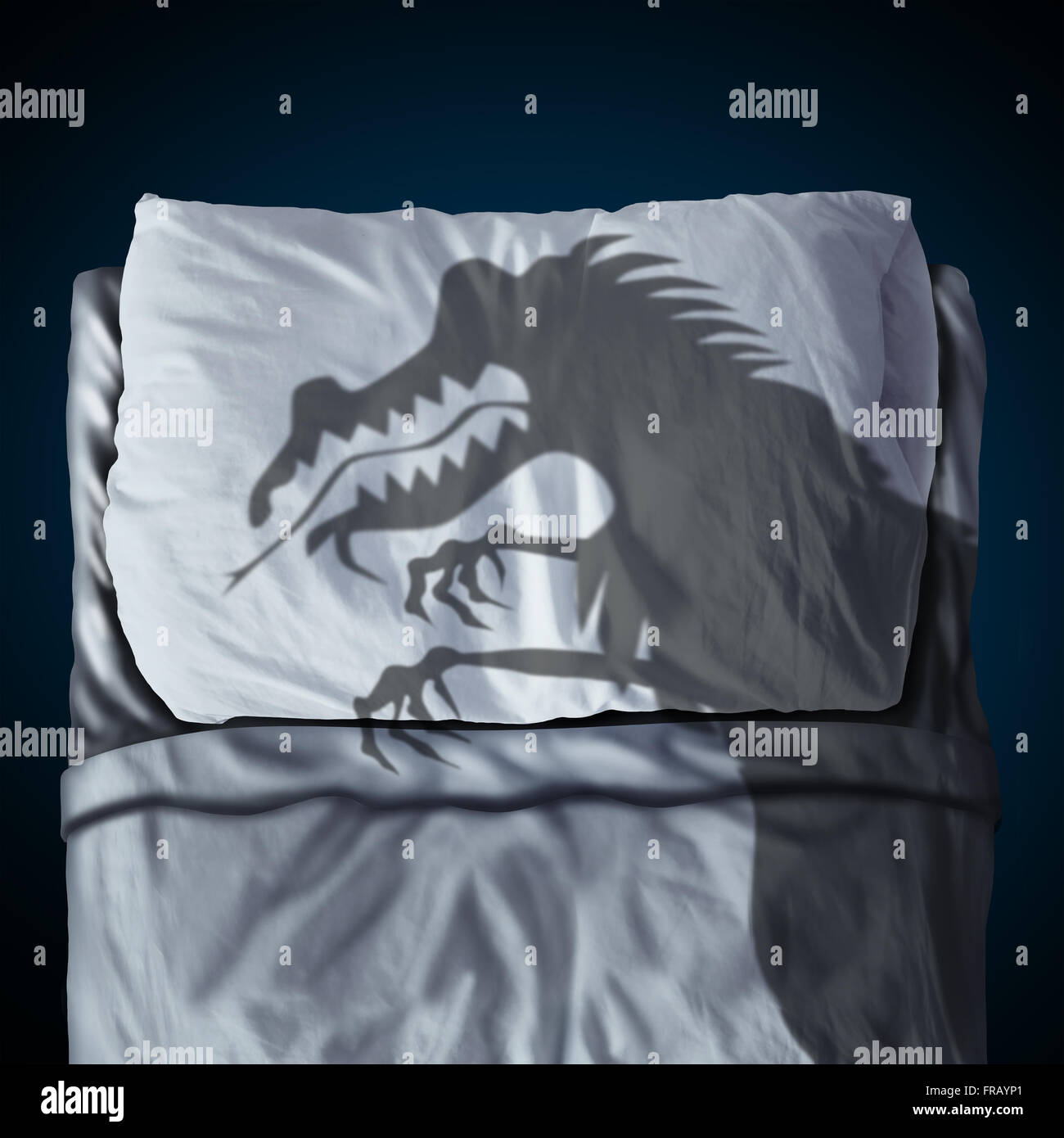 Alptraum und Nacht des Grauens-Traum-Konzept als ein Schlagschatten eine gruselige Monster auf einem Bett mit einem Kissen auf einer Matratze als Symbol der Kindheit schlafen Angst oder Stress vor dem Schlafengehen. Stockfoto