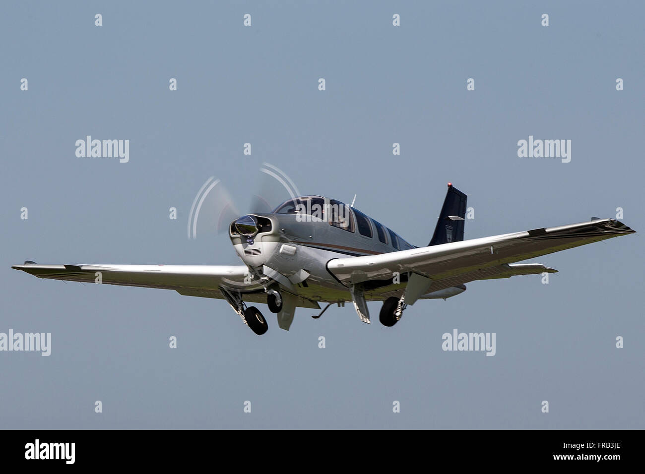 Beechcraft Bonanza G36 (Registrierung N360FV) zieht aus Palo Alto Flughafen (KPAO), Palo Alto, California, Vereinigte Staaten von Amerika Stockfoto