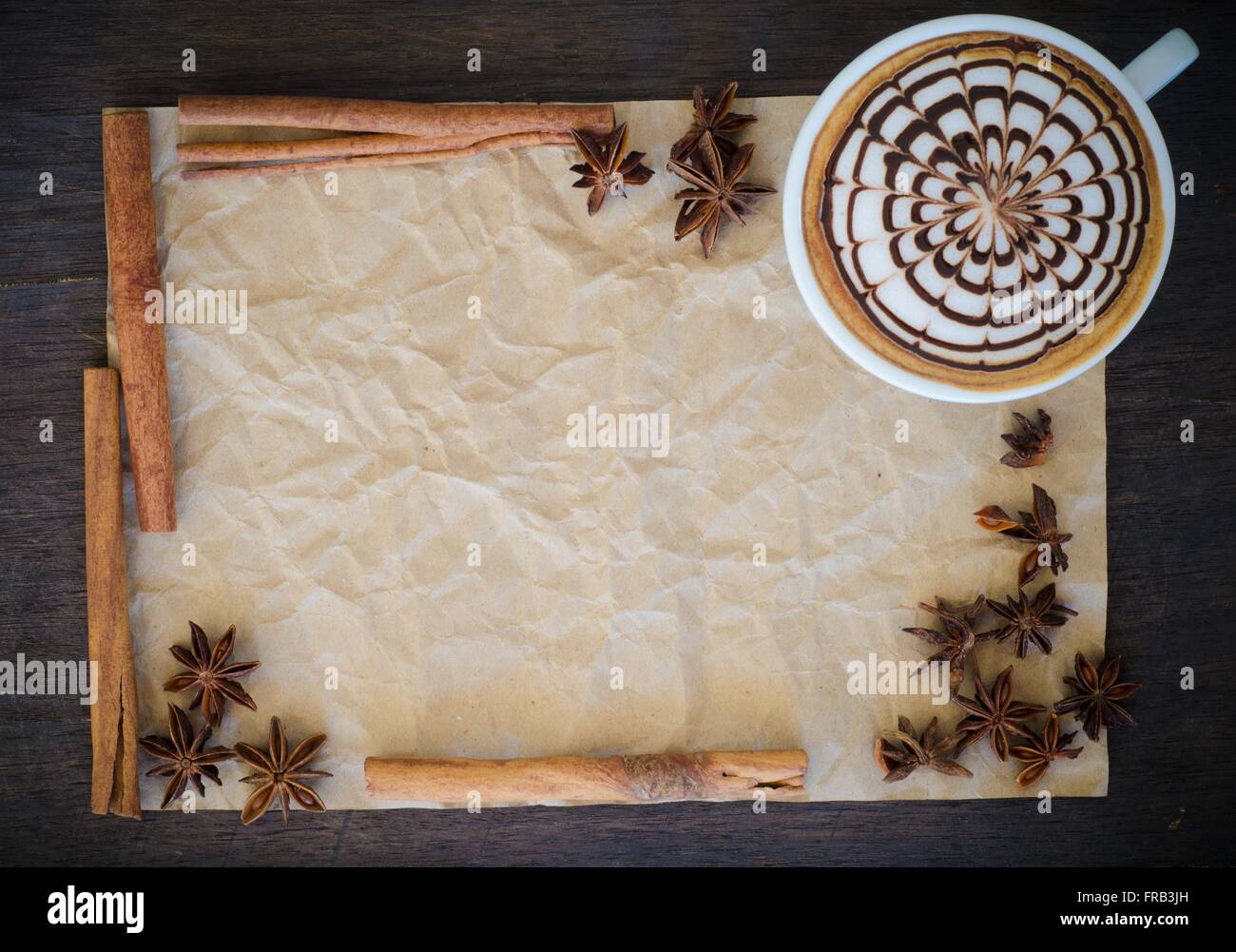Eine Tasse Kaffee mit Latte Art on faltige Papierhintergrund, Stillleben Stockfoto