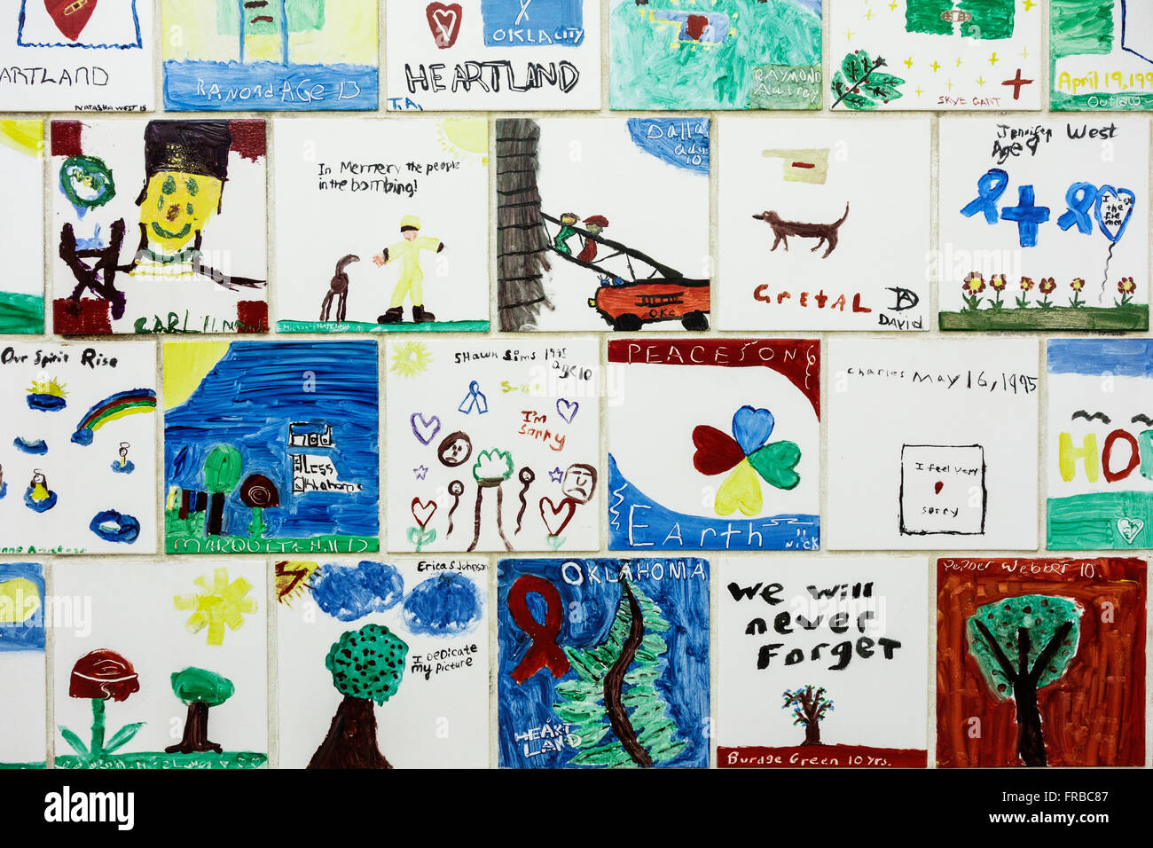 Ein paar Blick auf Fliesen gemalt von Kindern, zu Ehren der Opfer von der Oklahoma Citybombardierung. Stockfoto