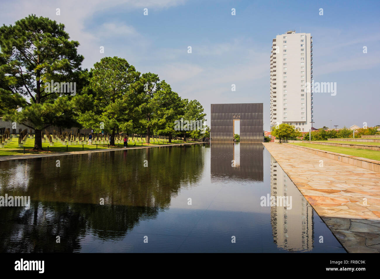 Eines der Tore der Zeit und der Reflexion Pool am Denkmal Oklahoma City, Oklahoma City, Oklahoma, USA. Stockfoto