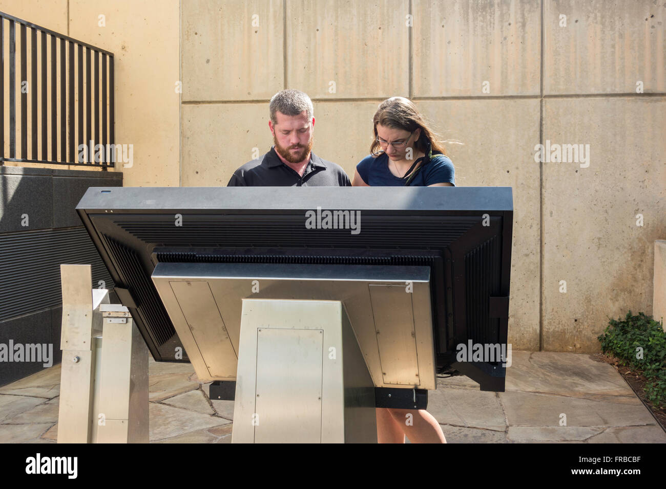 Ein paar gelesen über die Oklahoma Citybombardierung in der Bombardierung Gedenkstätte in Oklahoma City, Oklahoma, USA. Stockfoto