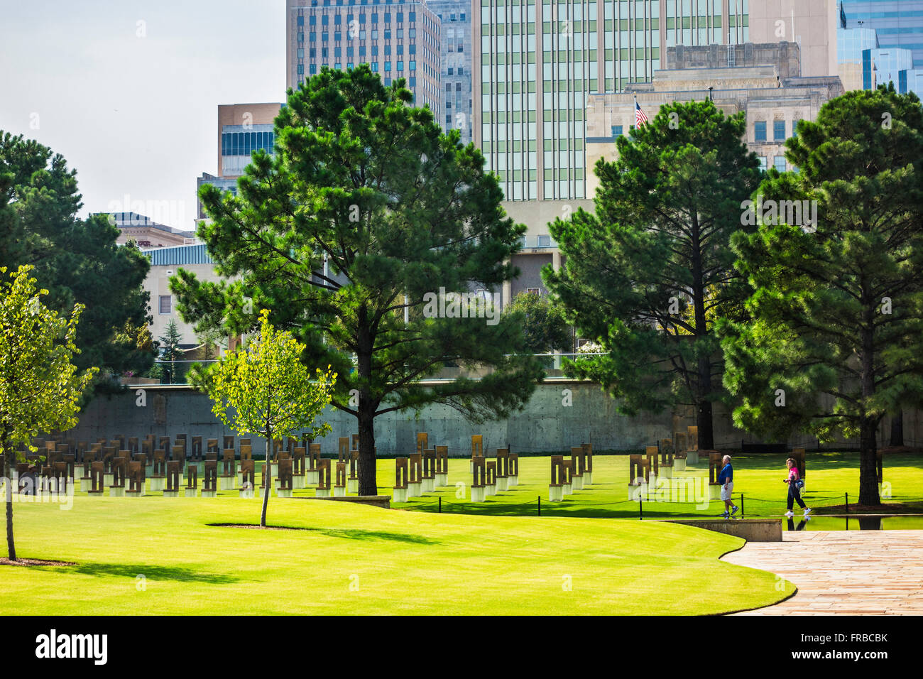 Das Gelände von der Oklahoma City bombing Denkmal, zeigt die Bereich der Stühle und Stadt Gebäuden. Oklahoma, USA. Stockfoto
